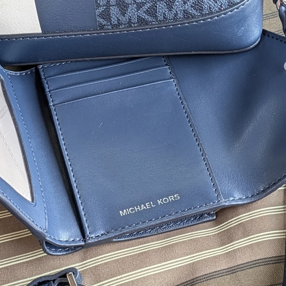 Michael Kors LIKE NEW Women’s Greenwich Envelope Trifold Navy small size wallet